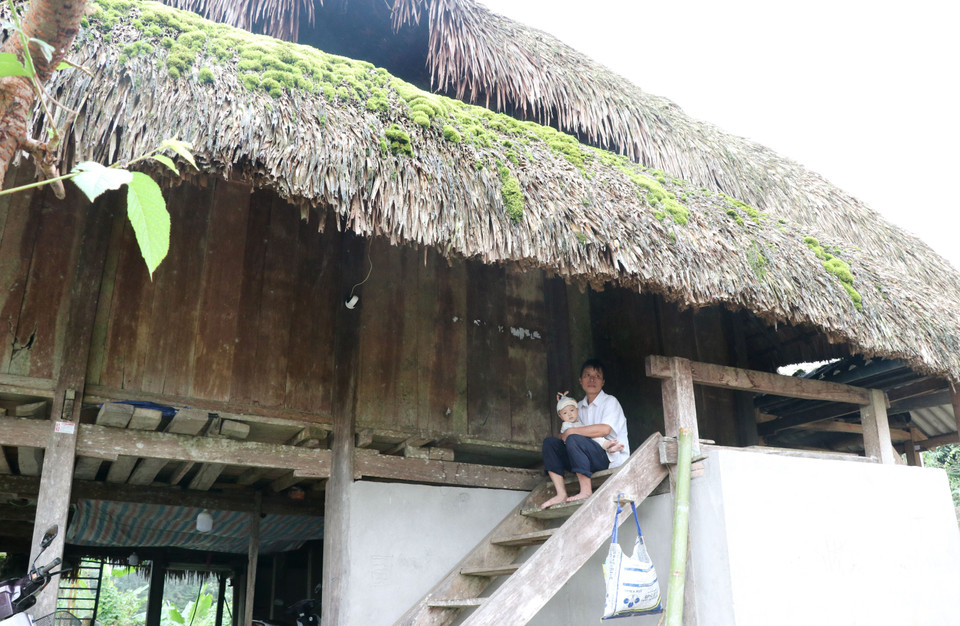 Una casa tradicional Dao con techo cubierto de musgo, en la comuna fronteriza de Thanh Thuy. (Foto: VNA)