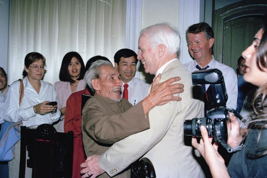 El 13 de noviembre de 1996, durante una visita a Hanoi, el senador estadounidense John McCain se reencontró con Mai Van On, quien en 1967 lo capturó y salvó cuando ese funcionario, entonces teniente piloto de la Marina estadounidense, fue derribado en su avión A-4 Skyhawk sobre el lago Truc Bach en Hanoi. Foto: VNA