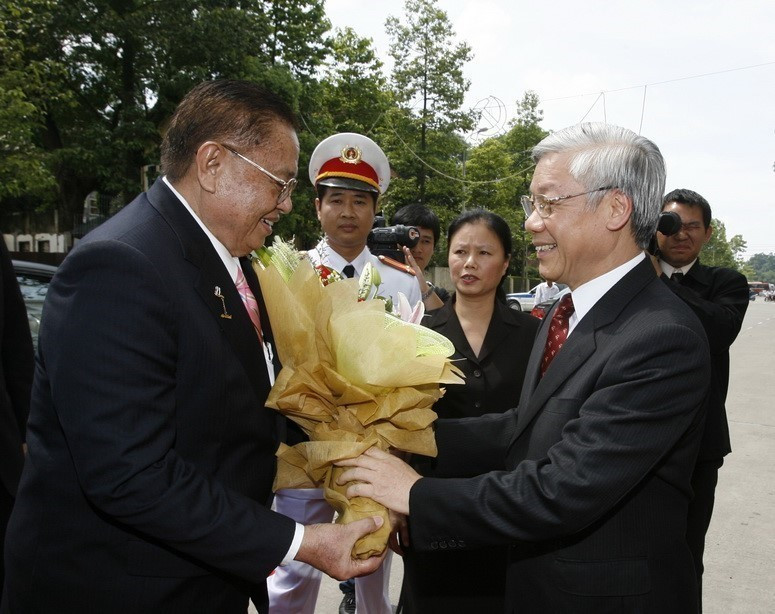 El presidente de la Asamblea Nacional de Vietnam Nguyen Phu Trong (derecha) recibió al presidente de la Asamblea Nacional de Tailandia, Chai Chidchob, durante su visita oficial a Vietnam del 21 al 22 de julio de 2009. Foto: VNA