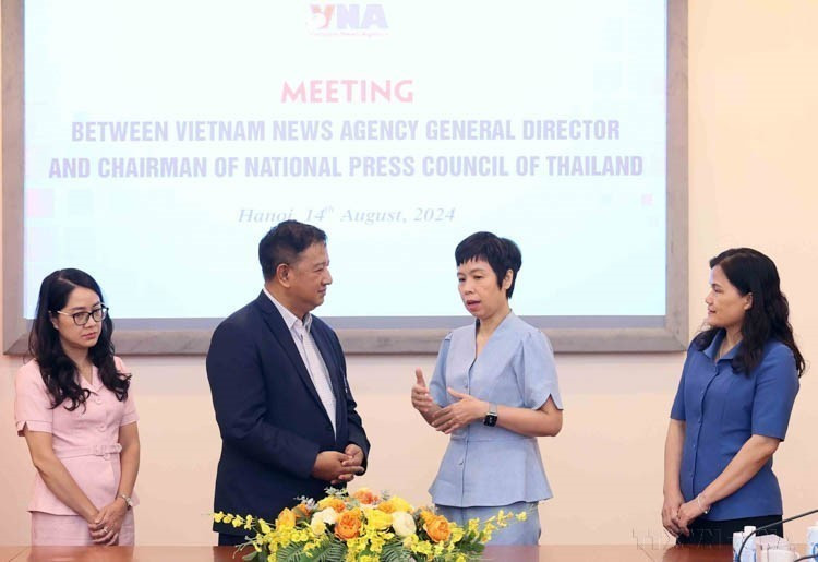 La directora general de la Agencia Vietnamita de Noticias, Vu Viet Trang, recibió al presidente del Consejo Nacional de Prensa de Tailandia, Chavarong Limpattamapanee, durante su visita de trabajo a Vietnam (14 de agosto de 2024). Foto: VNA