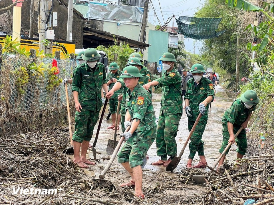 Soldados de la Guardia Fronteriza limpian calles y viviendas tras las inundaciones. (Foto: Vietnam+)