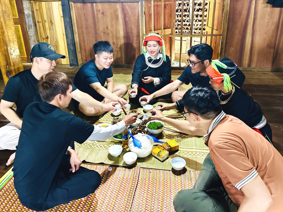 Una comida tradicional Dao, servida en el cálido interior de una casa de techo musgoso. (Foto: VNA)