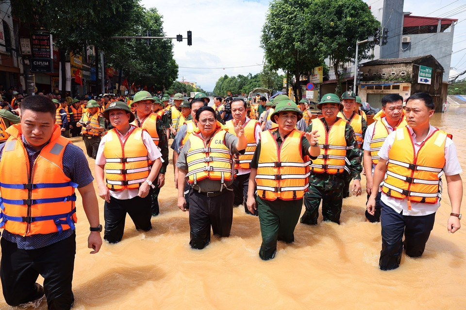 El primer ministro Pham Minh Chinh dirige las operaciones de rescate y recuperación tras las inundaciones que han afectado ampliamente en el barrio de Phan Dinh Phung, provincia de Thai Nguyen. (Foto: VNA)