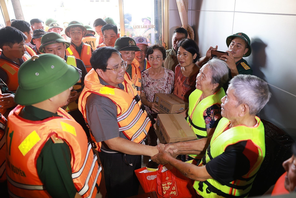 El primer ministro Pham Minh Chinh visita y brinda apoyo a las personas afectadas por las inundaciones en Thai Nguyen. (Foto: VNA)