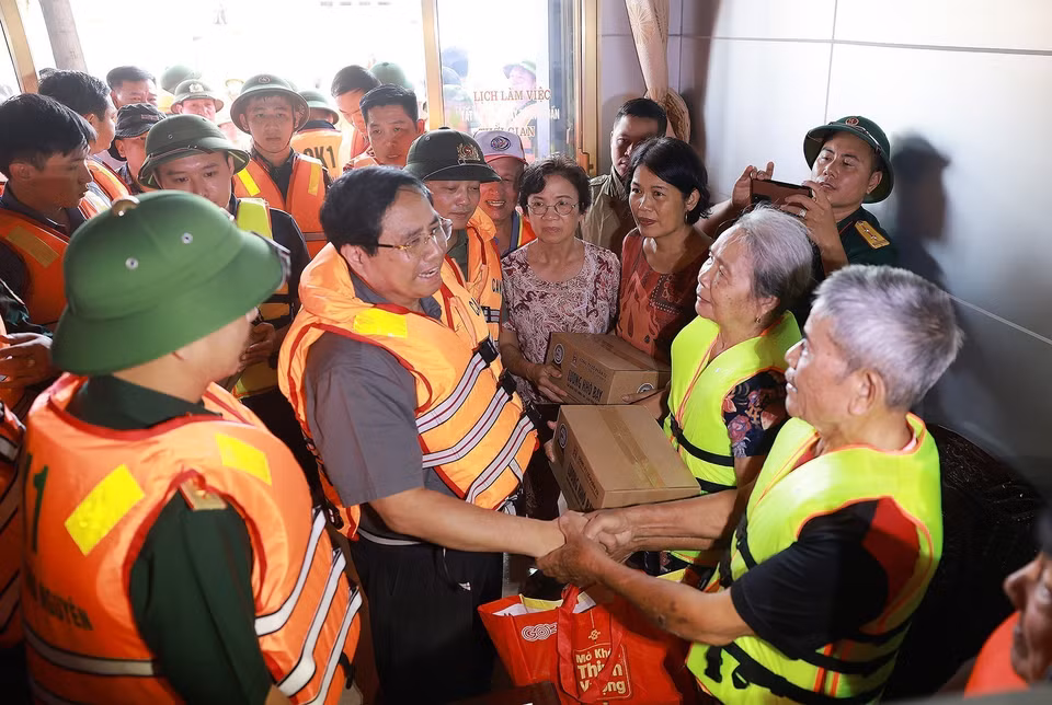 El primer ministro Pham Minh Chinh visita y brinda apoyo a las personas afectadas por las inundaciones en Thai Nguyen. (Foto: VNA)