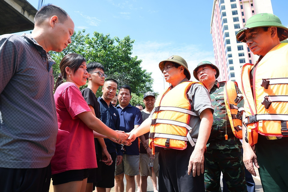 El primer ministro Pham Minh Chinh visita y apoya a la gente afectada por las inundaciones en el barrio de Phan Dinh Phung, provincia de Thai Nguyen. (Foto: VNA)