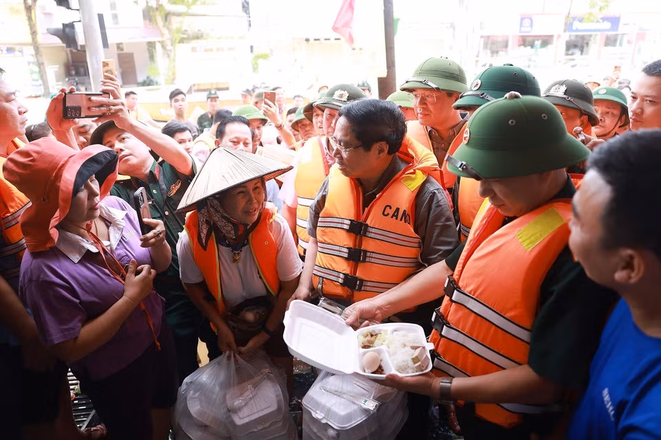 El primer ministro Pham Minh Chinh ofrece su apoyo a la población afectada por las inundaciones en el barrio de Phan Dinh Phung, provincia de Thai Nguyen. (Foto: VNA)