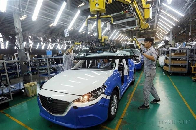 La línea de ensamblaje de autos Mazda de la empresa Truong Hai en la Zona Económica Abierta de Chu Lai (Quang Nam), un ejemplo del éxito de la cooperación en la producción y ensamblaje de automóviles entre Vietnam y Japón. Foto: VNA