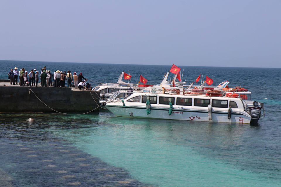 Desde la Isla Lon (Grande), los turistas pueden visitar la Isla Be (Pequeña) en 15 minutos en lancha rápida. Foto: VNA