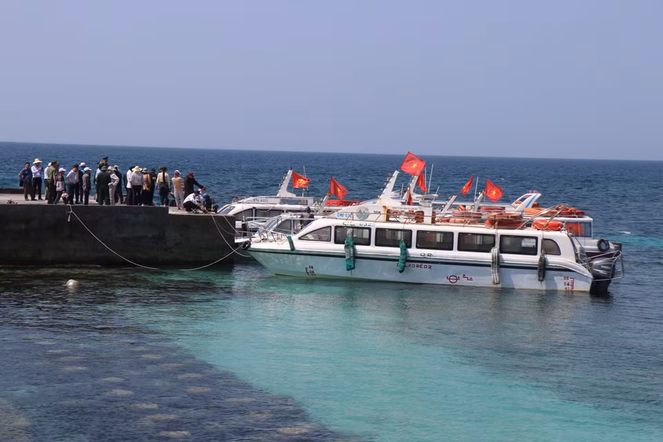 Desde la Isla Lon (Grande), los turistas pueden visitar la Isla Be (Pequeña) en 15 minutos en lancha rápida. Foto: VNA
