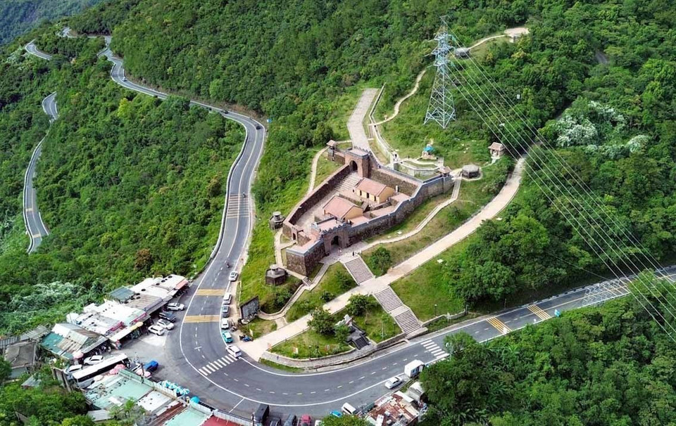 La carretera sinuosa vista desde la cima del paso es uno de los caminos costeros más hermosos y desafiantes de Vietnam. (Foto: VNA)