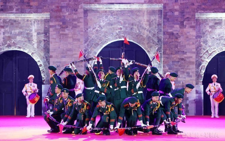 Presentación de la Banda Militar del Ejército Popular de Vietnam en la ceremonia de apertura del Encuentro de Bandas Militares de países de ASEAN 2024, con el tema “La música une la amistad” (Hanoi, 19 de diciembre de 2024). Foto: VNA