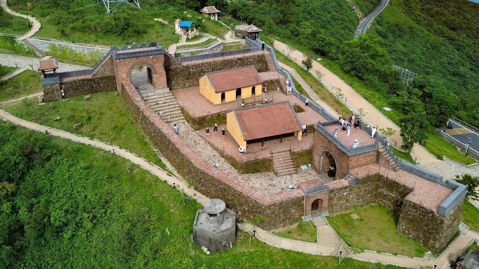 Construido en 1826 bajo el reinado del emperador Minh Mang, a 490 metros de altitud, Hai Van Quan tenía como objetivo controlar la vía terrestre entre el norte y el sur de Vietnam, así como la bahía de Da Nang. También fue un importante bastión militar para proteger la capital imperial de Hue. (Foto: VNA)