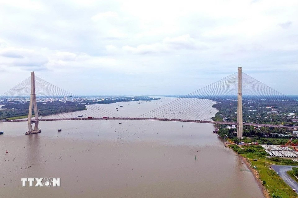El puente Can Tho cruza el río Hau, conectando la ciudad de Can Tho con la provincia de Vinh Long. (Foto: VNA)