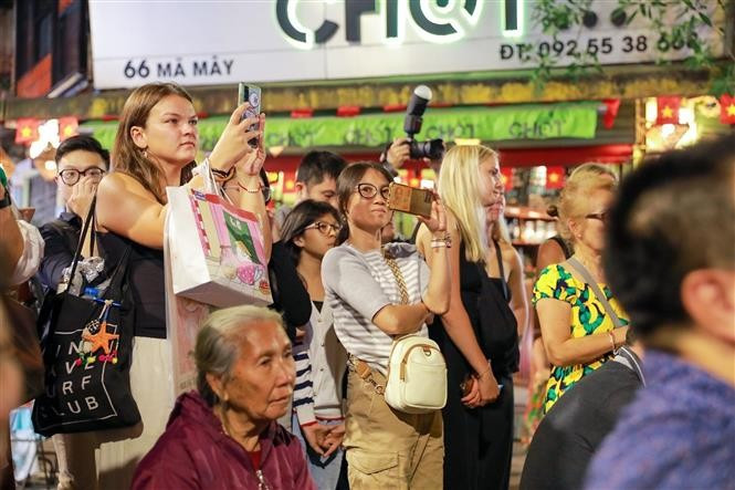 Turistas internacionales muestran gran entusiasmo por las presentaciones de arte tradicional. (Foto: VNA)
