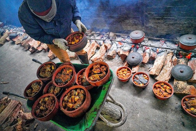 El establecimiento de Tran Thu Huong (marca de pescado estofado "Que anh Chi") es la tercera generación que hereda el oficio de elaboración de pescado estofado de la familia. (Foto: VNA)
