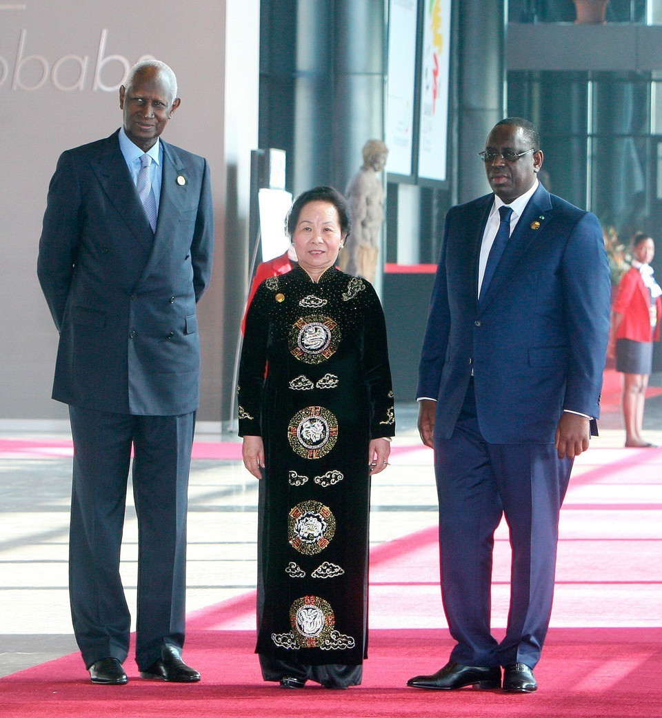 El presidente de Senegal, Macky Sall (derecha), y el secretario general de la Organización Internacional de la Francofonía, Abdou Diouf, reciben a la vicepresidenta vietnamita, Nguyen Thi Doan, en la ceremonia inaugural de la 15.ª Cumbre de la Francofonía en Dakar, el 29 de noviembre de 2014. (Foto: VNA)