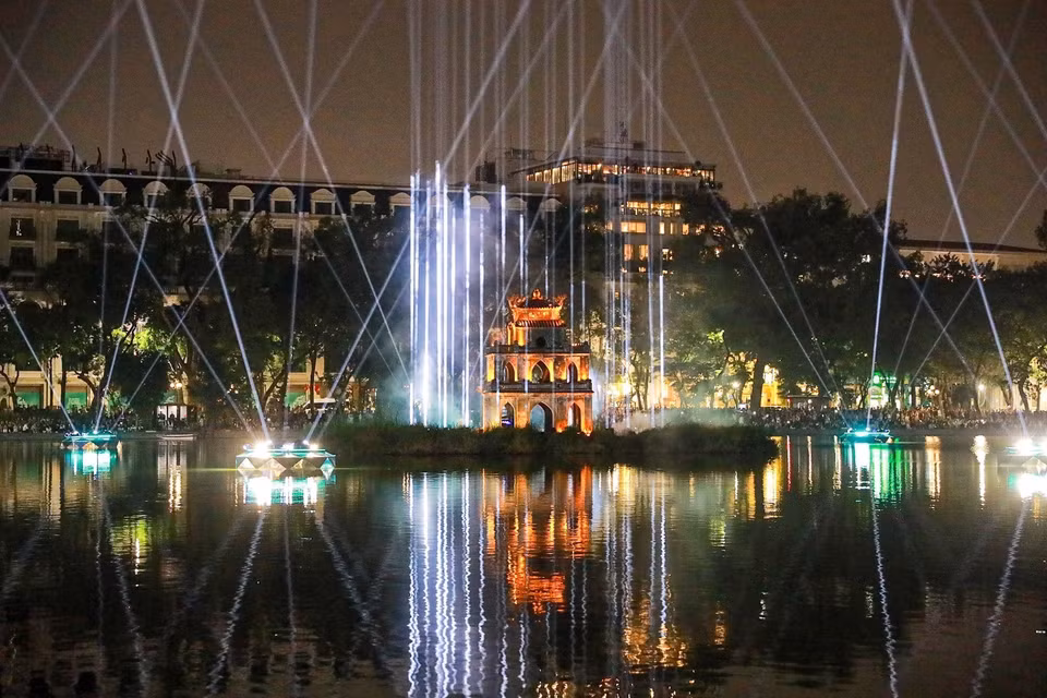 Vista general del Lago Hoan Kiem con la Torre de la Tortuga iluminada. (Foto: VNA)
