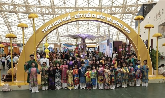 Niños modelos participan en un desfile de Ao dai (traje tradicional). (Foto: VNA)