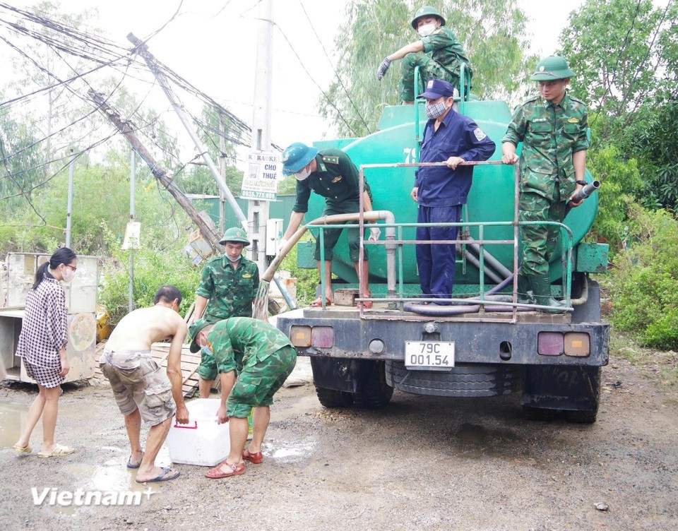 El 24 de noviembre, la estación de guardia fronteriza del puerto de Nha Trang, en la provincia de Khanh Hoa, desarrolló diversas acciones de apoyo a los habitantes afectados por las recientes lluvias e inundaciones. (Foto: VNA)
