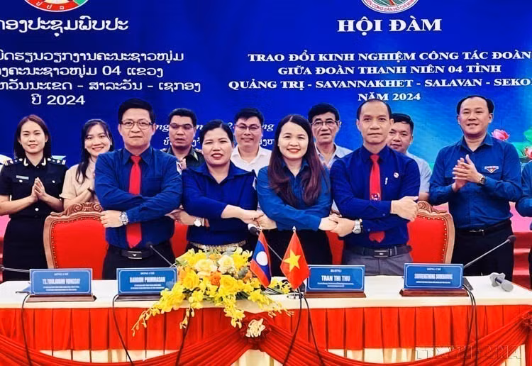 Las organizaciones juveniles de la provincia vietnamita de Quang Tri y de tres provincias laosianas: Savannakhet, Salavan y Sekong, firman un mensaje conjunto en el Encuentro de Amistad Juvenil Interprovincial, destinado al intercambio de experiencias en el trabajo con jóvenes (28 de agosto de 2024). Foto: VNA