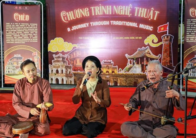 Una actuación de arte tradicional en el encantador espacio de la ciudad antigua. (Foto: VNA)