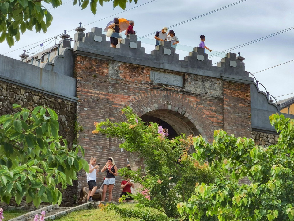 La puerta con los tres caracteres "Hai Van Quan" ha sido reconstruida, devolviéndole la imponencia al histórico portón de la fortaleza. (Foto: VNA)