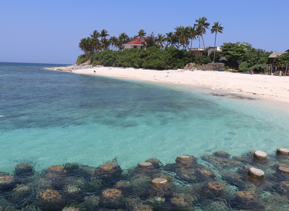 Playa con aguas cristalinas en la Isla Be. Foto: VNA