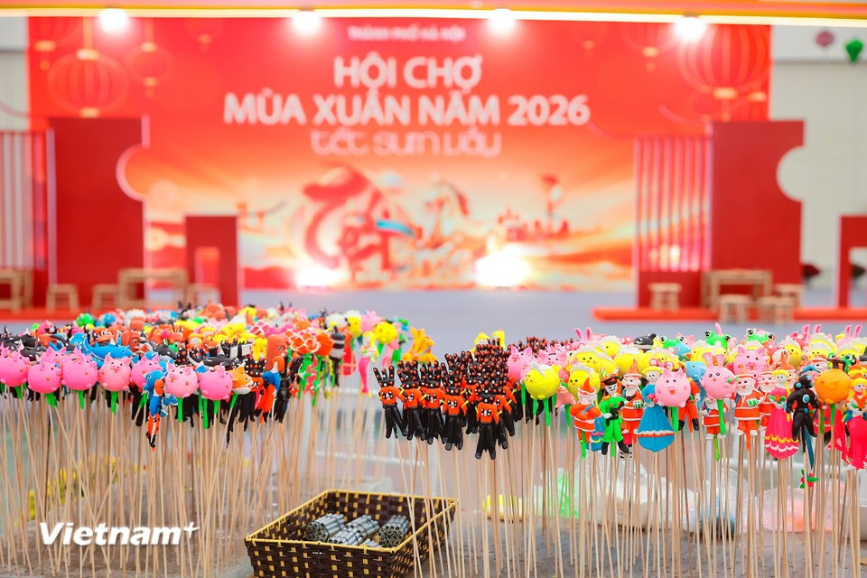 Los tradicionales "colores de la primavera" de antaño, representados por los muñecos de arroz, se exhiben en el espacio dedicado de Hanoi. (Foto: Vietnam+)