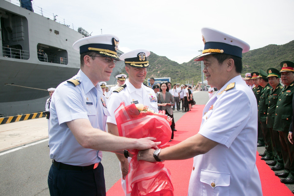 El mediodía del 8 de julio de 2024, el buque USS Blue Ridge de la Marina de Estados Unidos y el buque Waesche de la Guardia Costera estadounidense atracaron en el Puerto Internacional de Cam Ranh, provincia de Khanh Hoa, iniciando oficialmente una visita de cortesía del 8 al 12 de julio. Foto: VNA