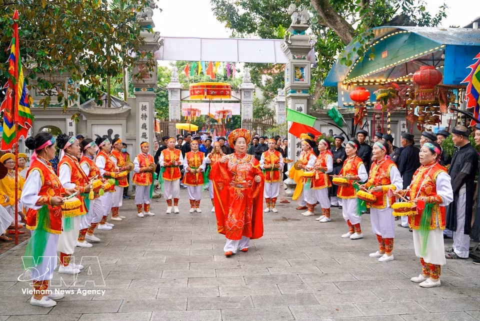 El recinto del festival de la aldea de Keo se llena de color con banderas ceremoniales y trajes tradicionales. (Foto: VNA)