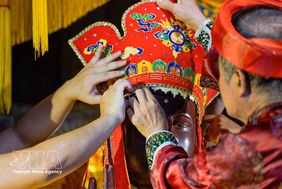 Se realiza el ritual de “vestidura del Buda”, una de las ceremonias más singulares y menos conservadas del festival de la aldea de Keo. (Foto: VNA)