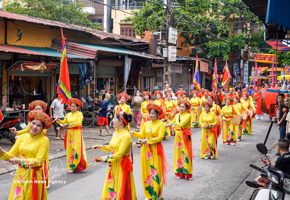 El ambiente festivo del festival de la aldea de Keo se extiende por todas las calles de la localidad. (Foto: VNA)
