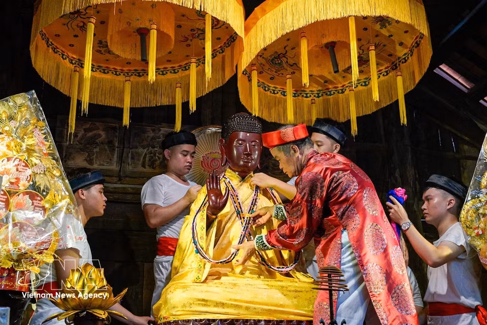 El ritual de “vestidura del Buda”, una ceremonia ancestral preservada que refleja la profundidad espiritual y el fuerte vínculo comunitario transmitido de generación en generación. (Foto: VNA)