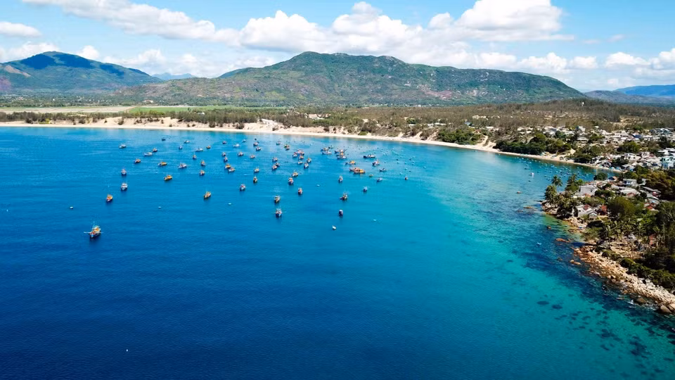 Un rincón de la playa donde se anclan barcos, vista desde el cabo Vi Rong. Foto: Autoridad Nacional de Turismo