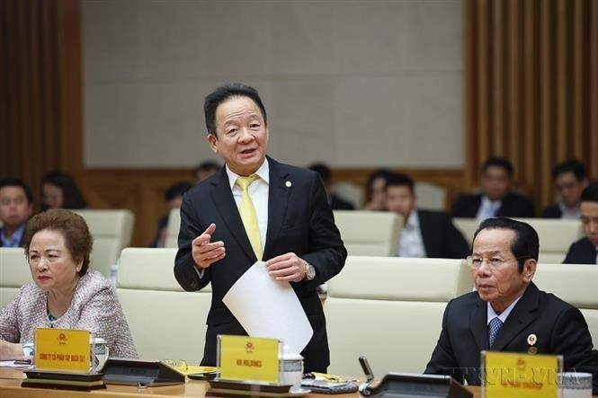 Los empresarios vietnamitas siguen creciendo y se han convertido en una fuerza clave en el proceso de renovación bajo el liderazgo del Partido. En la imagen: Do Quang Hien, presidente del Grupo T&T, interviene en la reunión del Comité Permanente del Gobierno para discutir las estrategias y soluciones que permitan a las empresas privadas acelerar su crecimiento y contribuir al desarrollo sostenible del país en la nueva era (2025). Foto: VNA