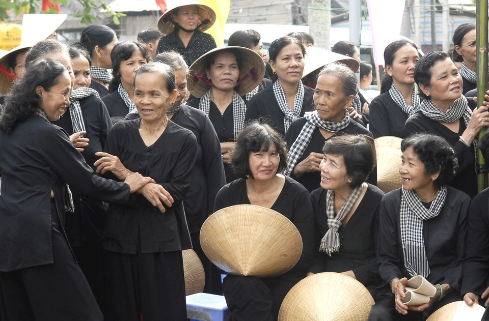 El "Ejército de pelo largo" que participó en el movimiento Dong Khoi (1960) en la comuna de Dinh Thuy, distrito de Mo Cay Nam, provincia de Ben Tre, se reunió con motivo del 50 aniversario del acontecimiento (17 de enero de 2010). Foto: VNA