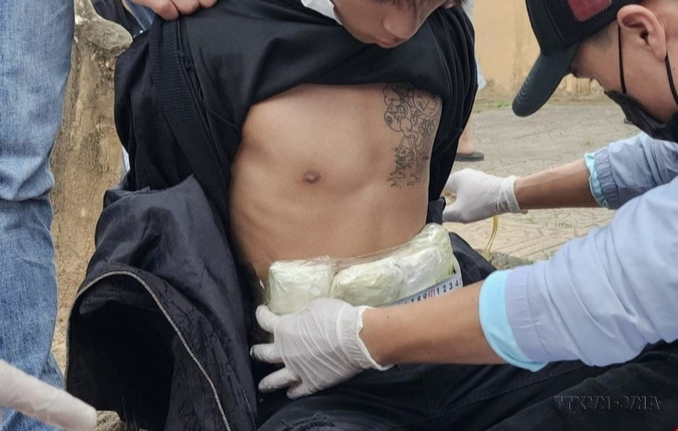 Policía de la provincia de Quang Tri detiene a dos sujetos que ocultaban cerca de 12 mil pastillas sospechosas de ser drogas sintéticas tipo metanfetamina, la tarde del 9 de marzo de 2024. (Foto: VNA)