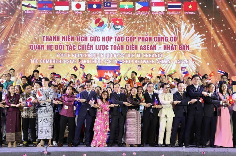 El viceprimer ministro vietnamita Tran Luu Quang y delegados en el programa artístico de bienvenida al Festival ASEAN-Japón 2023 (Ciudad Ho Chi Minh, 13 de diciembre de 2023). Foto: VNA
