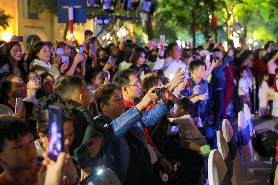 El espacio de iluminación artística atrae la atención de ciudadanos y turistas. (Foto: VNA)