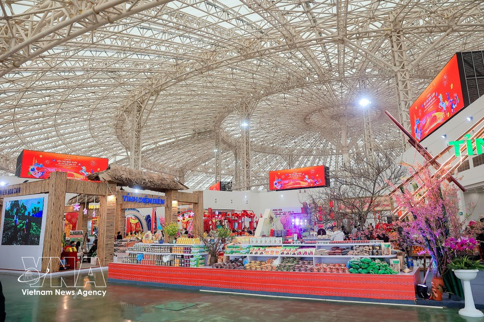La Feria Nacional de Primavera 2026, que se celebra en el barrio de Dong Anh, Hanoi, cuenta con la participación de más de 3.000 puestos. Este evento, de gran importancia para la promoción comercial, busca incentivar el consumo, promover las marcas vietnamitas y fortalecer los lazos comerciales internacionales a través de sus zonas dedicadas a productos agrícolas, textiles y cultura tradicional. (Foto: Vietnam+)