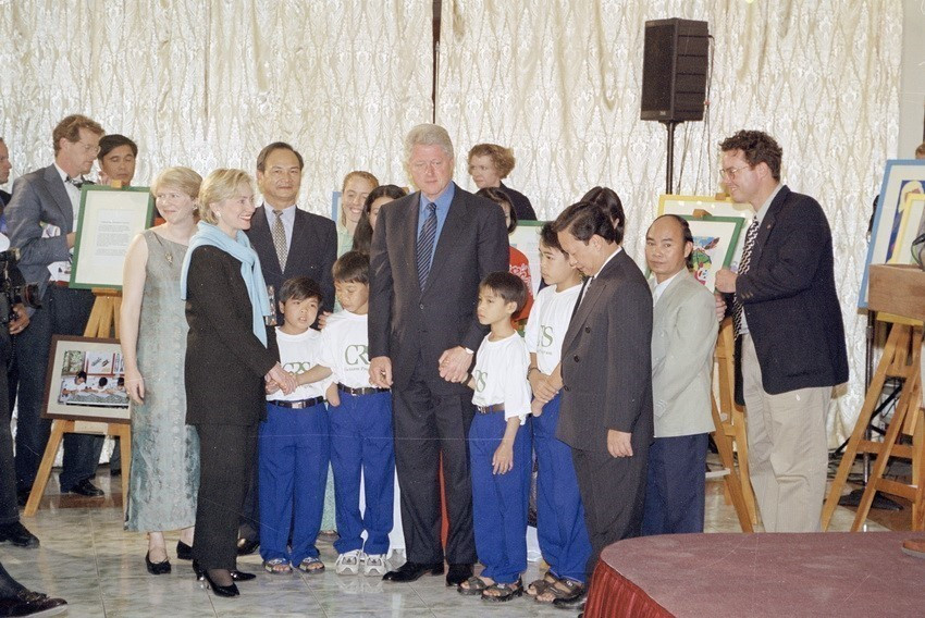 En su visita oficial a Vietnam, el presidente estadounidense Bill Clinton y su esposa se reunieron, el 18 de noviembre de 2000, con víctimas de las minas explosivas dejadas por el ejército de Estados Unidos durante la guerra en el país indochino. Bill Clinton fue el primer presidente estadounidense en visitar Vietnam, 25 años después del fin de la guerra. Foto: VNA