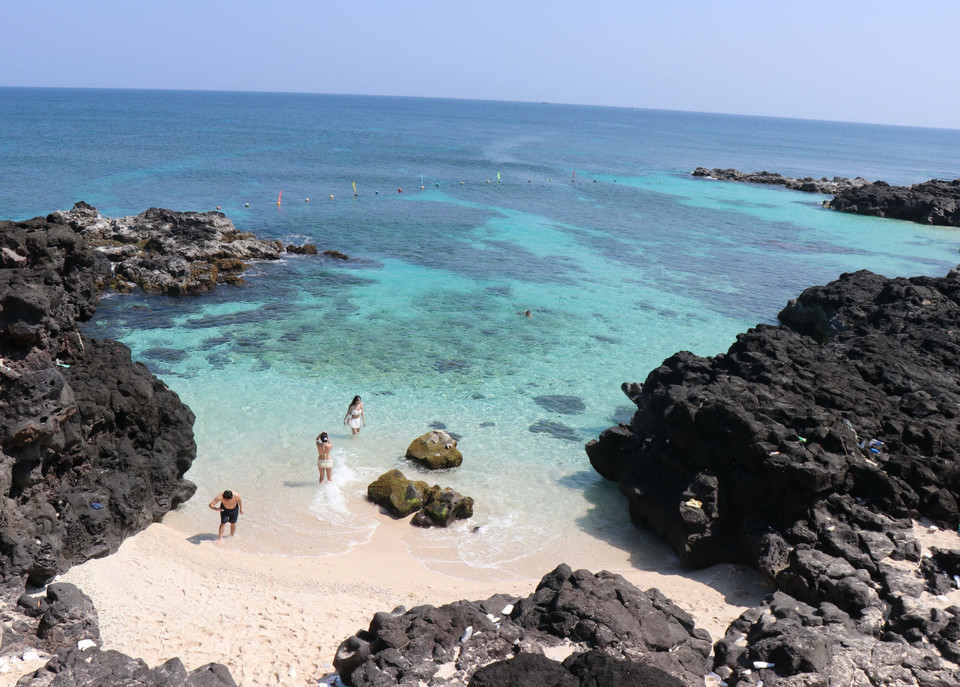 Playa con aguas cristalinas como joyas en la Isla Be. Foto: VNA