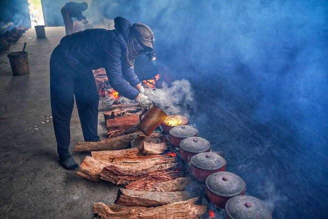 El pescado se cuece a fuego lento en una cazuela de barro sobre una estufa de leña de forma continua durante 10 a 20 horas. (Foto: VNA)