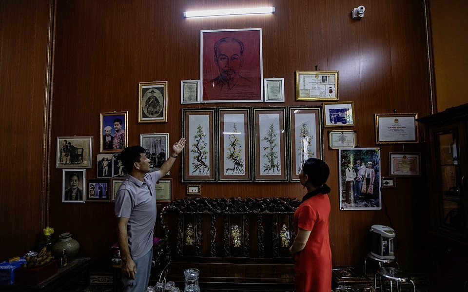 En la casa de Dinh Cong Thao, descendiente de la familia Dinh Cong, se exhiben fotografías históricas junto a una carta del Presidente Ho Chí Minh y una carta del General Vo Nguyen Giap, enviadas a Dinh Cong Huy, antepasado de la familia, destacando su contribución al movimiento revolucionario. (Foto: VNA)