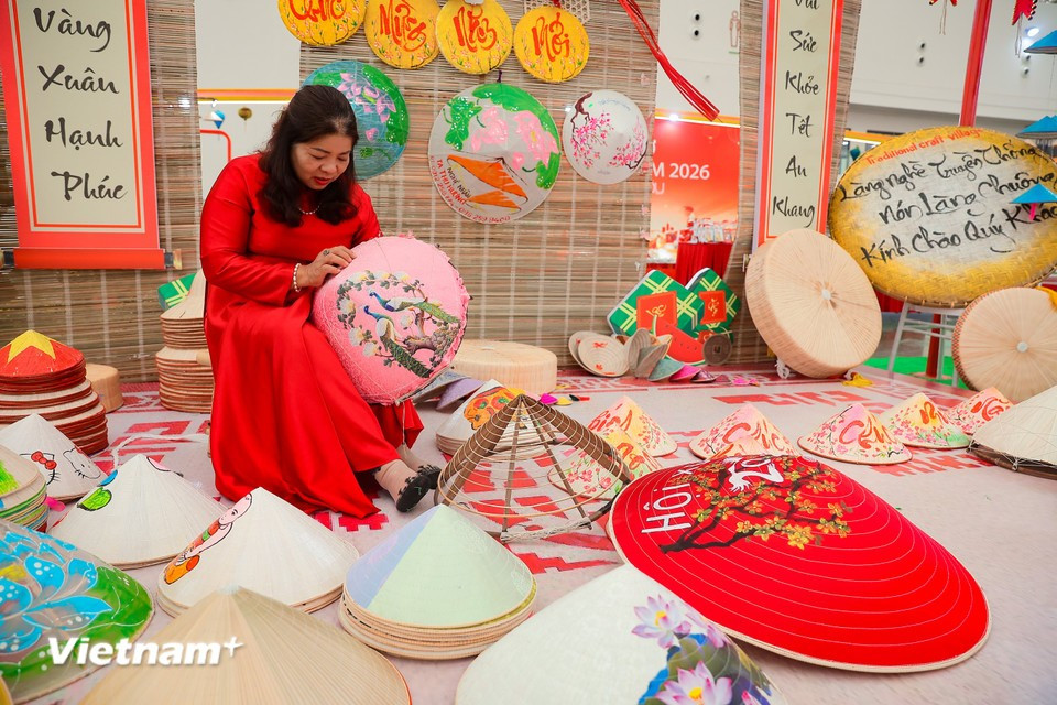 El espacio de la alfarería tradicional en Hanoi: El arte de tejer sombreros de palma ha sido transmitido a lo largo de generaciones y es uno de los oficios más emblemáticos de la capital. (Foto: Vietnam+)