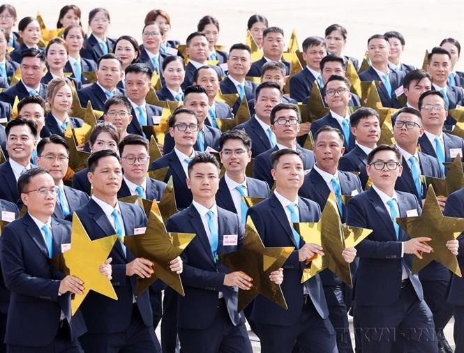 El grupo de empresarios vietnamitas participa en la ceremonia conmemorativa por el 80.º aniversario de la Revolución de Agosto y el Día Nacional de Vietnam (2 de septiembre de 1945 - 2025) en la Plaza Ba Dinh. Foto: VNA