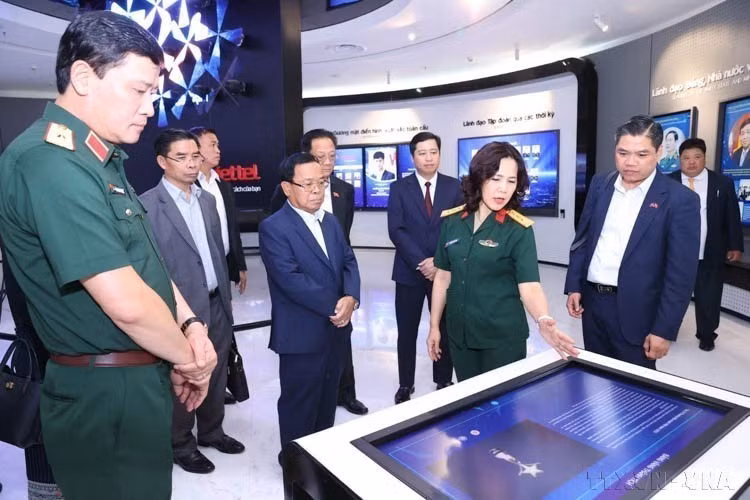 Khamphan Phommathat, presidente de la Comisión de Control Disciplinario del Partido, jefe de la Comisión Nacional Anticorrupción y auditor general del Estado de Laos, visita la exhibición de productos tecnológicos del Grupo Viettel en Hanoi (3 de junio de 2024). Foto: VNA