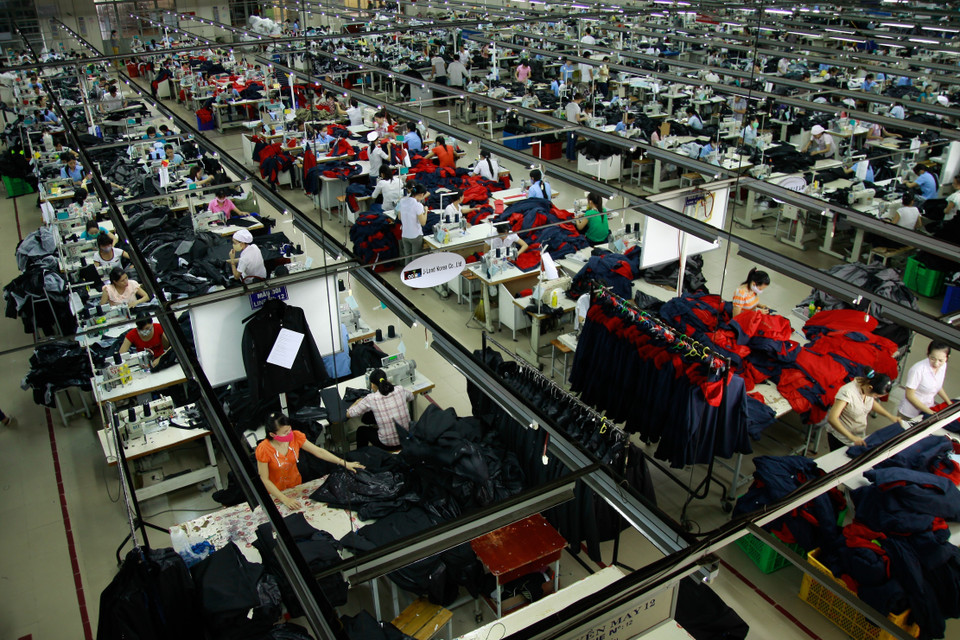 Los productos textiles y de confección son uno de los principales rubros de exportación de Vietnam al mercado senegalés. En la imagen: Producción para exportación en la empresa textil Hoa Tho - Dong Ha, provincia de Quang Tri. (Foto: VNA)