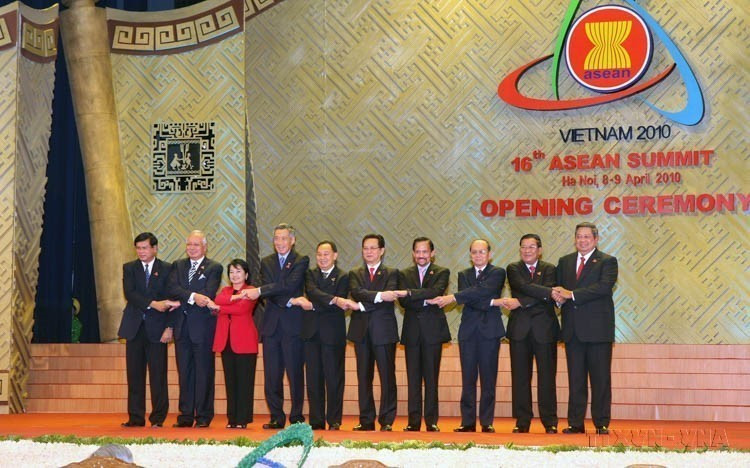 Jefes de delegación en la ceremonia de apertura de la 16.ª Cumbre de ASEAN en el Centro Nacional de Convenciones My Dinh en Hanoi (8 de abril de 2010). Foto: VNA